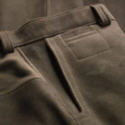Deerskin Broek Oude Zeem Gelooid, Olive -Armedangels Winkel deerskin broek oude zeem gelooid 2