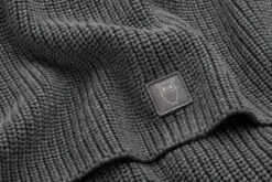 Geribde Gebreide Herensjaal, Donkergrijs -Armedangels Winkel geribde gebreide herensjaal 2