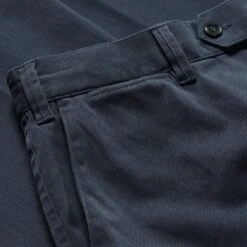 Heren Supima® Chino, Donkerblauw -Armedangels Winkel heren supima chino 2