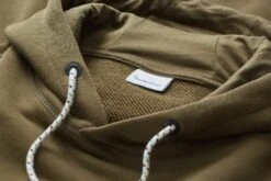 Heren Sweathoodie, Olive -Armedangels Winkel heren sweathoodie 2