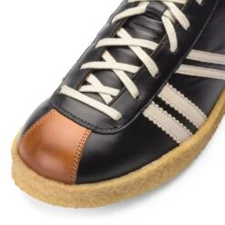 Leren Sportschoen Trainer, Zwart -Armedangels Winkel leren sportschoen trainer 2