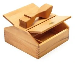 Armedangels Winkel -Armedangels Winkel tapir schoenpoetsdoos handvat 1