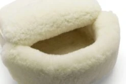 Voetenzak Lamsvel Olijf Gelooid -Armedangels Winkel voetenzak lamsvel olijf gelooid 2